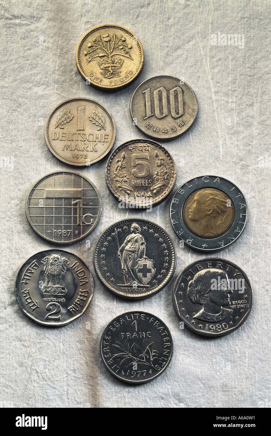 VDA77193 Münzen aus verschiedenen Ländern Indien Frankreich Italien Deutschland UK England USA Schweiz Stockfoto