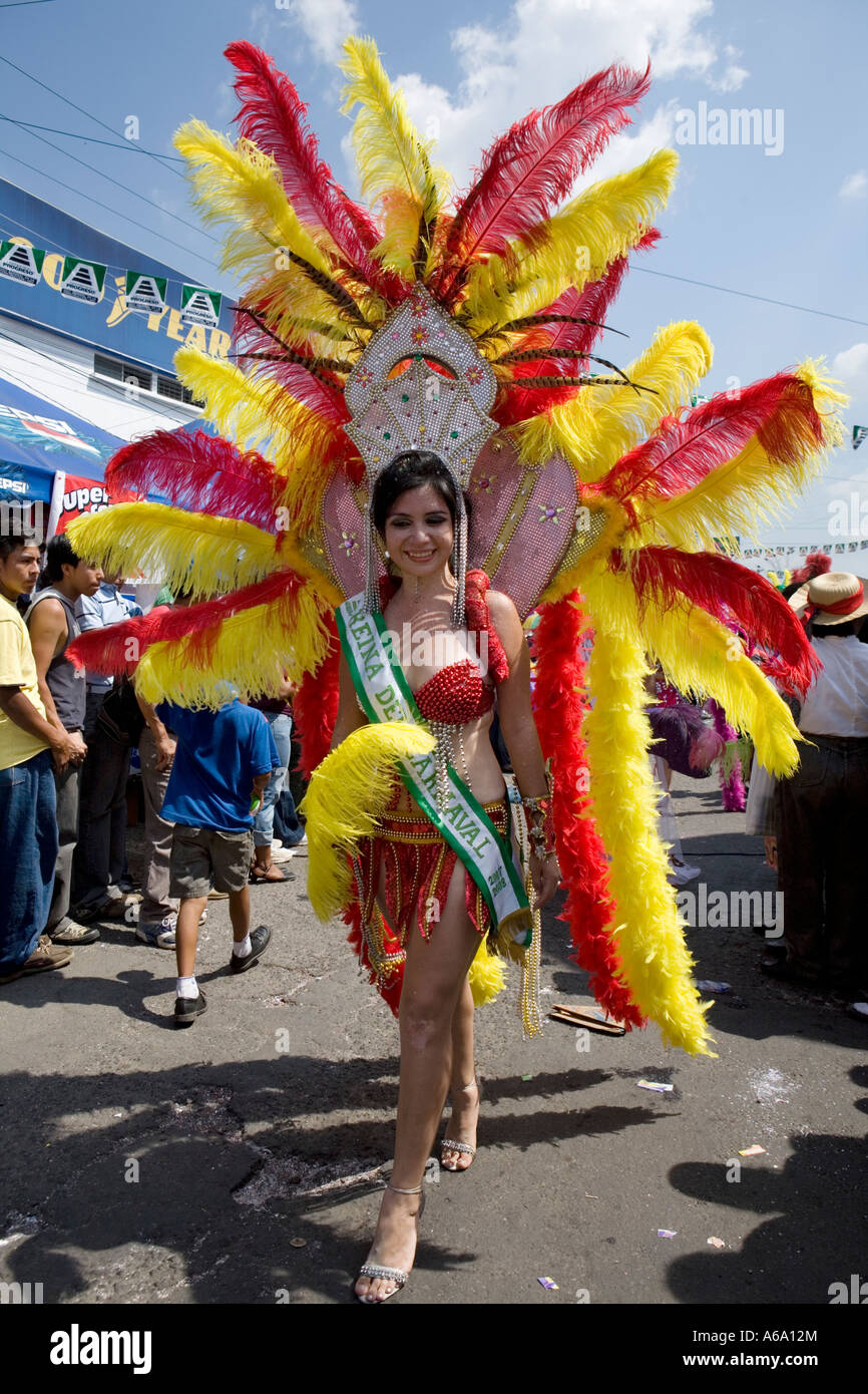 Teen Queen in Federn Karneval Carnivale Mazatenango Guatemala Stockfoto