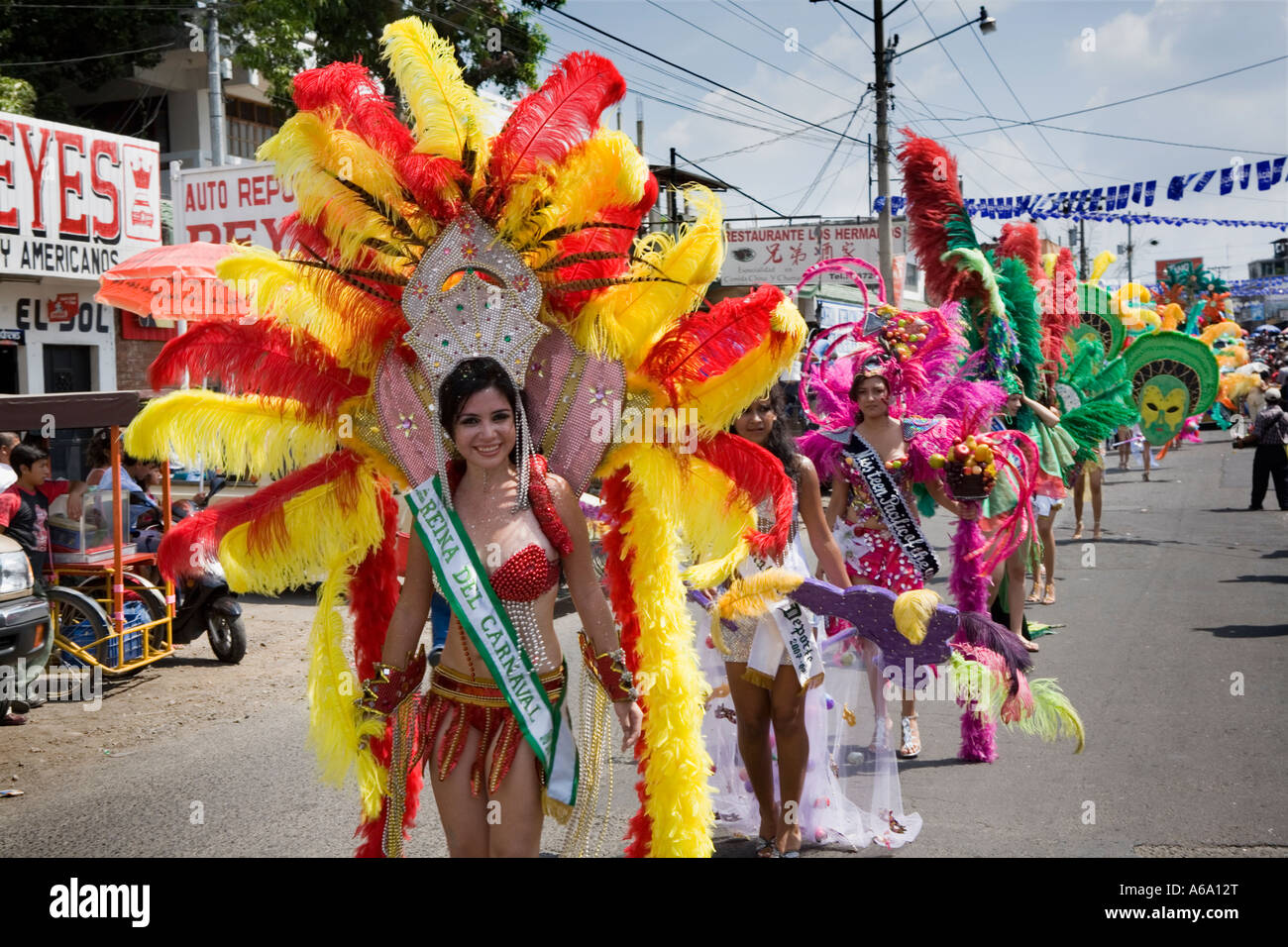 Schönheitsköniginnen in Federn Karneval Carnivale Mazatenango Guatemala Stockfoto