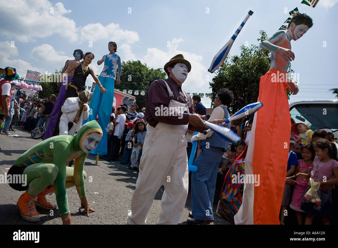 Jongleure und Clowns auf Stelzen am Faschingsdienstag Carnivale Mazatenango Guatemala Stockfoto