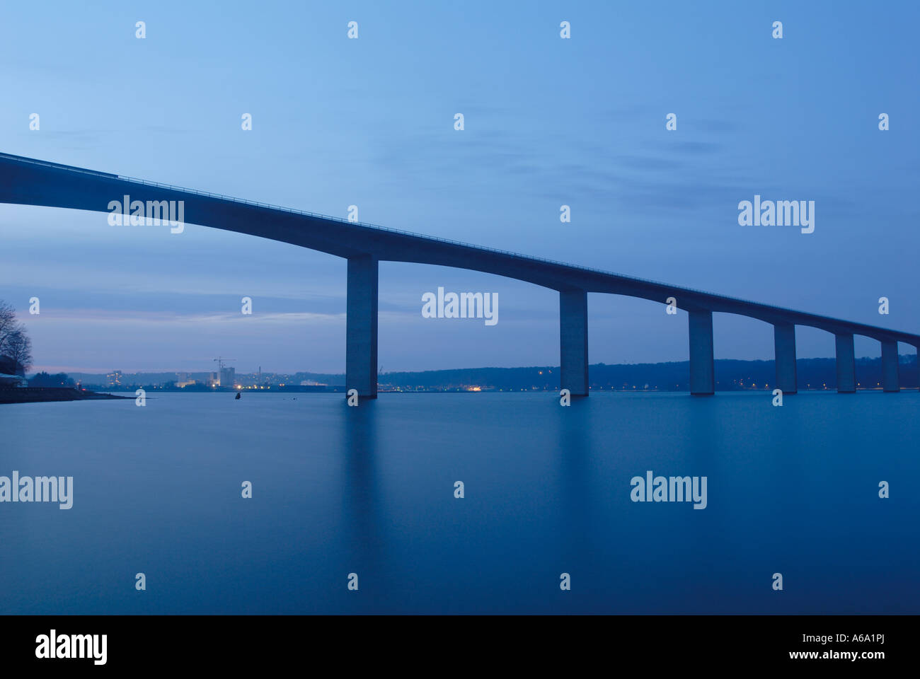 Die Vejle Fjord-Brücke am Abend Stockfoto