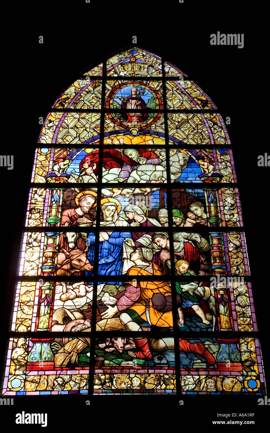 Moderne Glasfenster mit Weihnachts-Motiv, Kathedrale von Sevilla, Spanien Stockfoto