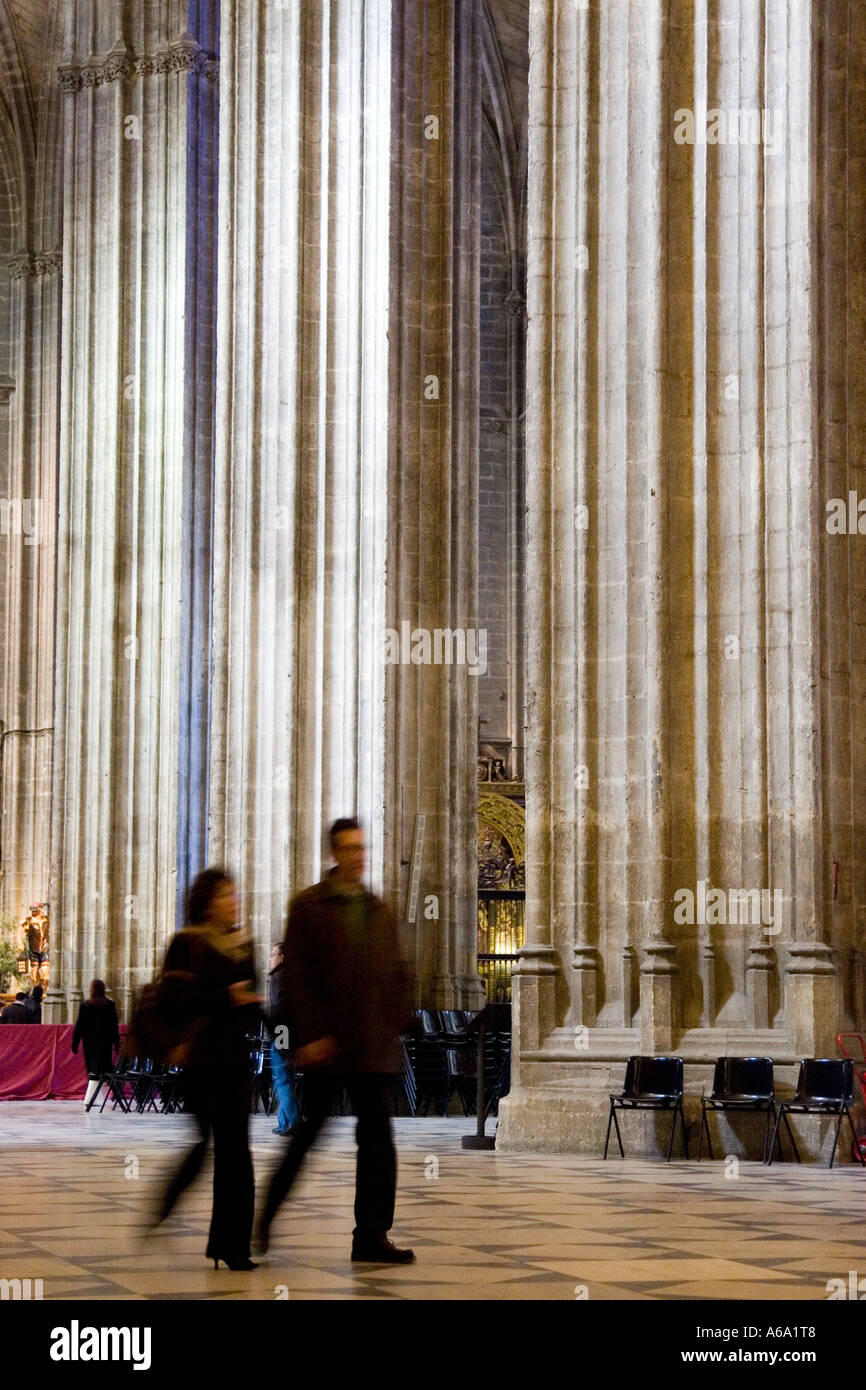 Menschen Sie besuchen die Kathedrale, Sevilla Stockfoto