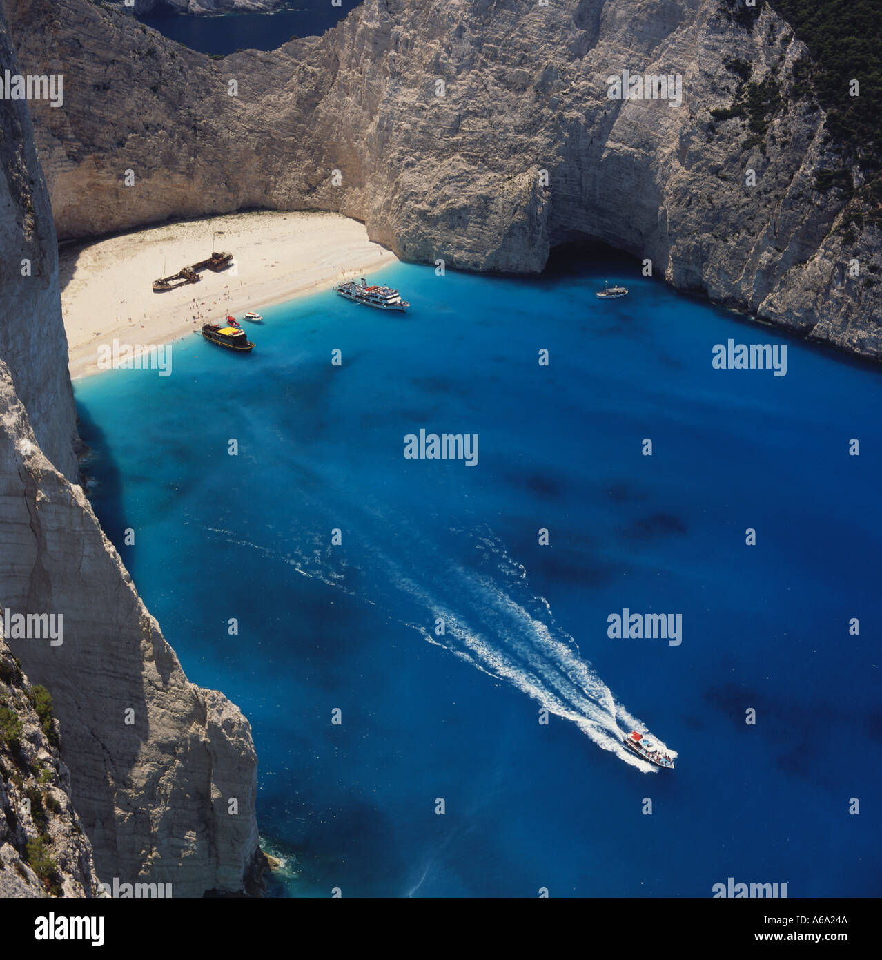 Shipwreck Bay mit fernen Figuren am Strand und man verlässt eine weiße
