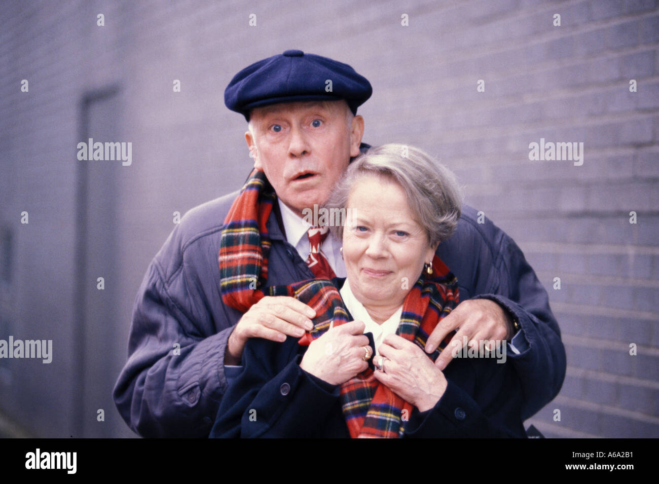 Richard Wilson und Annette Crosbie von einem Fuß im Grab Stockfoto