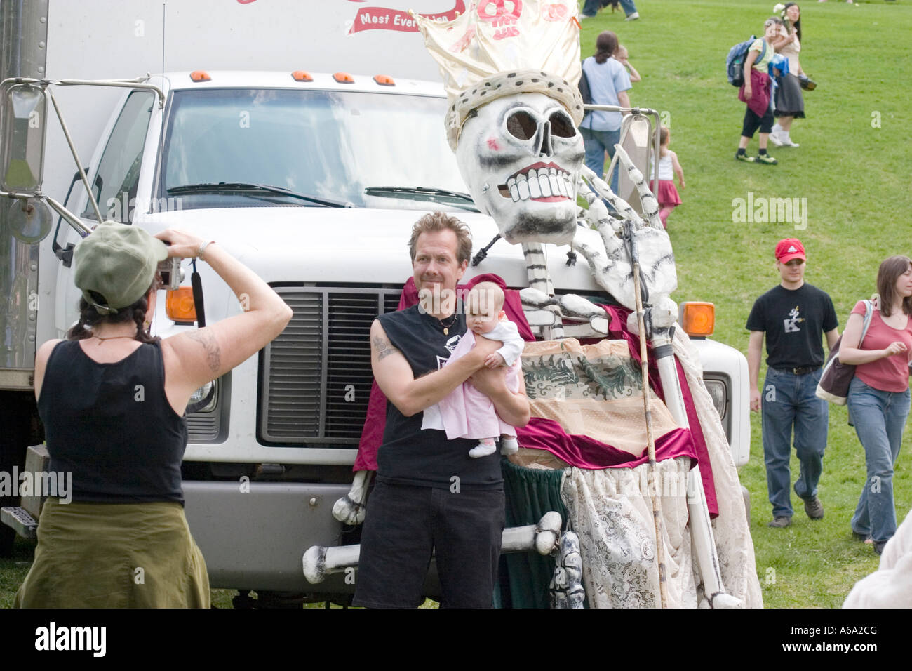 Foto von Mama Papa Baby und Skelett Marionette. Im Herzen der Bestie Maifeiertag Festival und Parade Minneapolis Minnesota USA Stockfoto