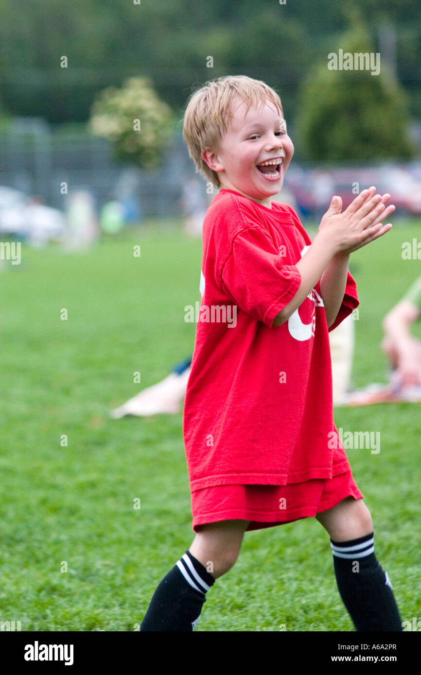 Glücklich Fußballspieler Alter sechs klatschte nach Ziel. Carondelet Feld von Expo Schule St. Paul Minnesota USA Stockfoto