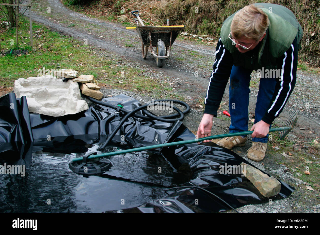 BAUEN EINE WASSERFALL SCHRITT 12 UNTERE PUMPE IN TEICH Stockfotografie