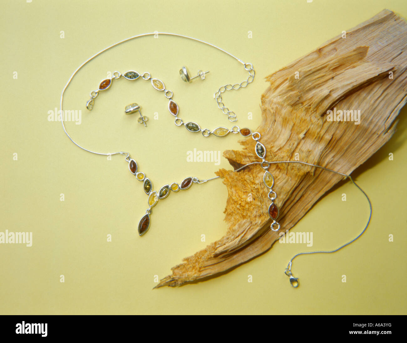 Polnischen Bernstein Schmuck. Halskette, Armband und Ohrringe. Stockfoto