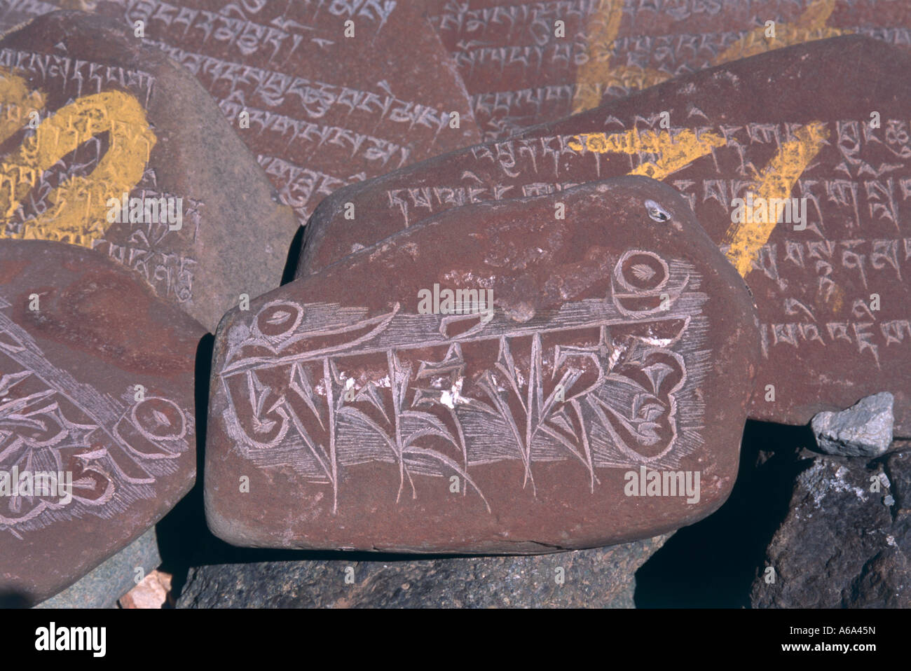 China, Tibet, Mani Stein geschnitzt mit Sanskrit Mantra Ommani Padme Hum (Hagel, das Juwel im Lotus) Stockfoto