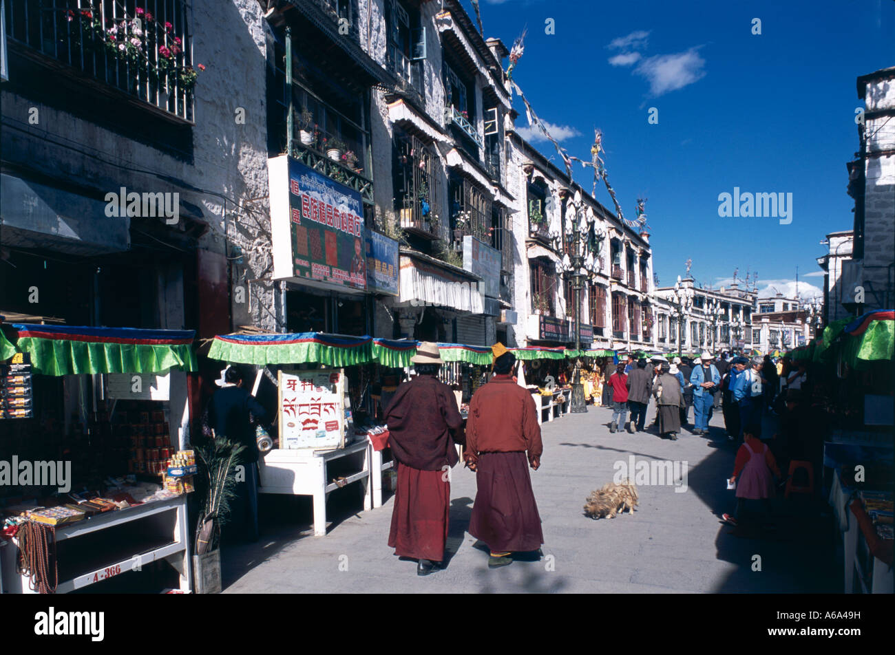 China, Tibet, Lhasa, Barkhor, Besucher zu Fuß entlang Kora gesäumt von Gebäuden und Verkaufsständen, Nippes, waren Stockfoto