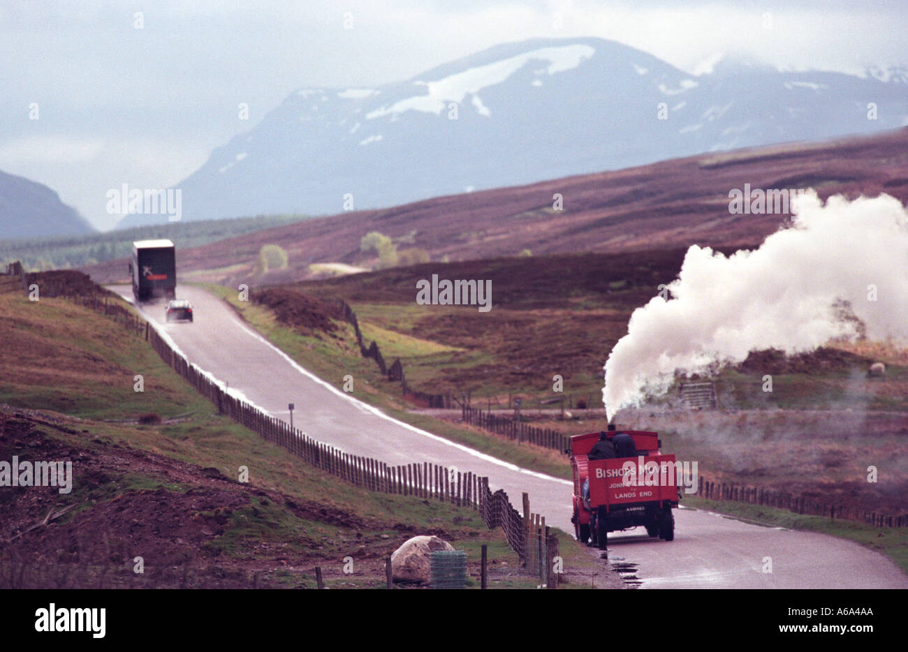 Dampf-LKW fährt durch die Highlands von Schottland Stockfoto
