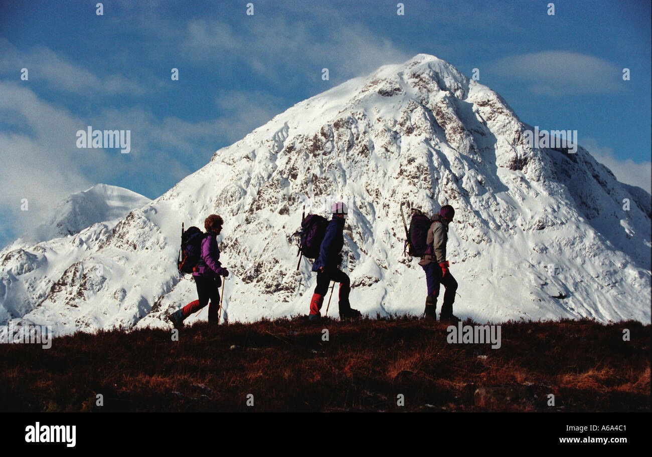 Wanderer in den schottischen Highlands set Buchaille Etive Mhor klettern die dahinter steckt. Stockfoto