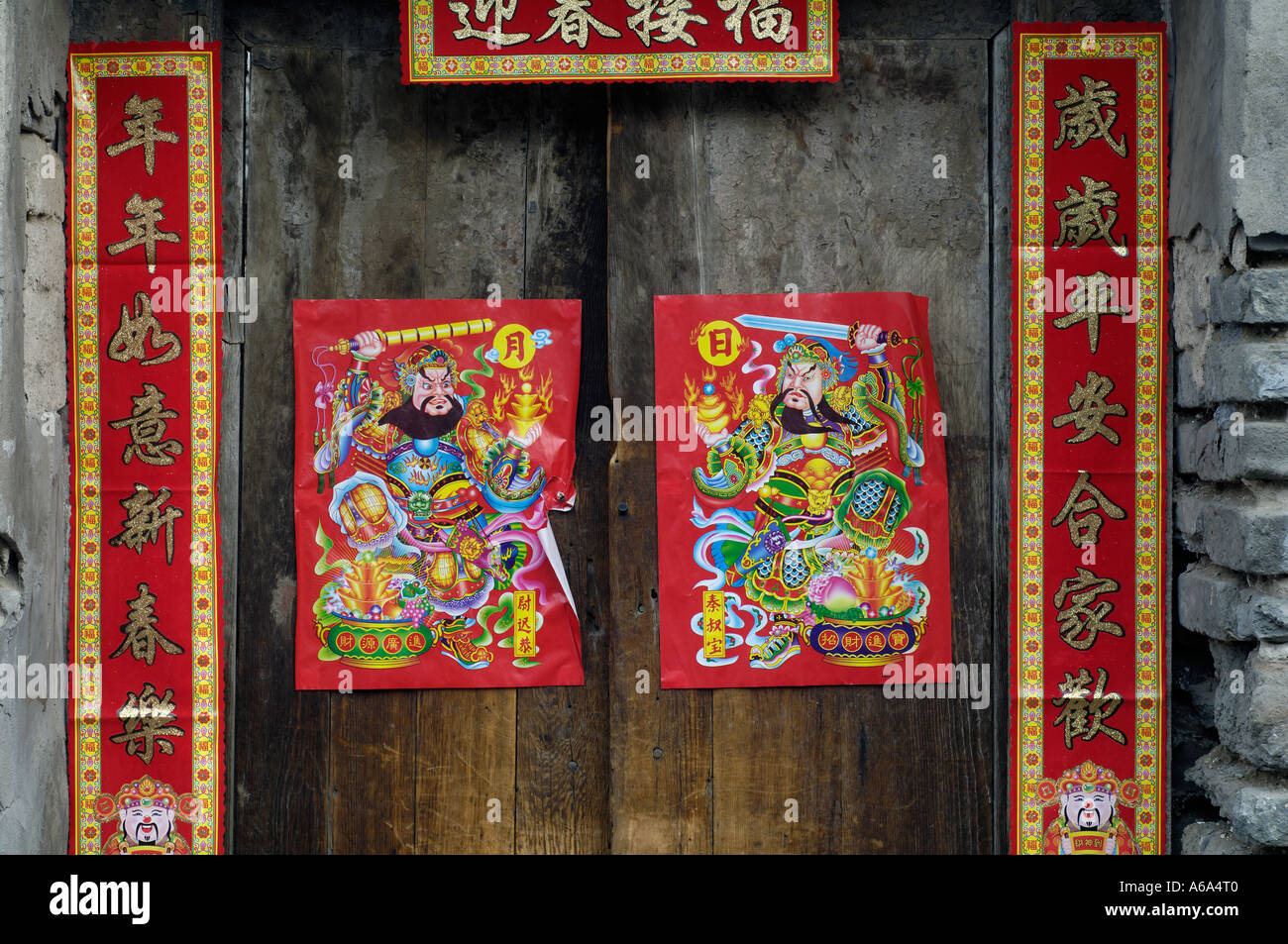 Frühling Festival Couplets und Bild auf eine Tür eines Hauses in einem Beijing hutong Stockfoto