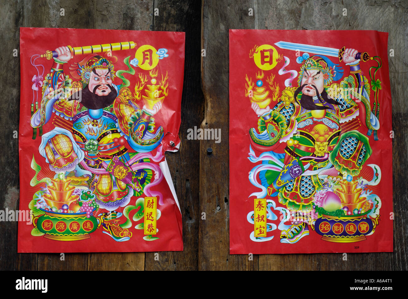 Detail der farbenfrohen traditionellen Gemälden auf eine Tür eines Hauses in einem Beijing hutong Stockfoto