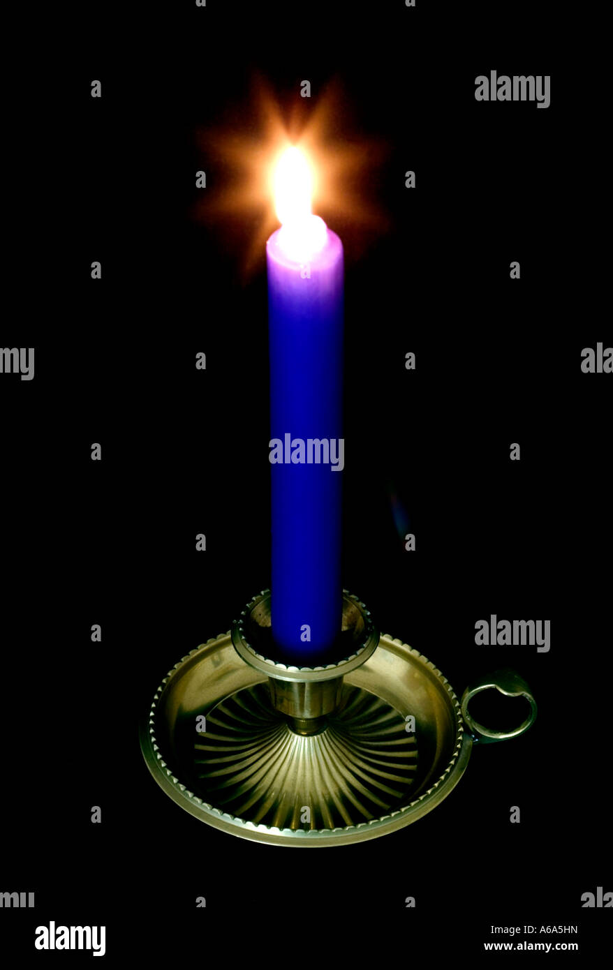 Blau Kerzenhalter steigen Sie in einen Messing Kerze Halter schwarzen Hintergrund Stockfoto