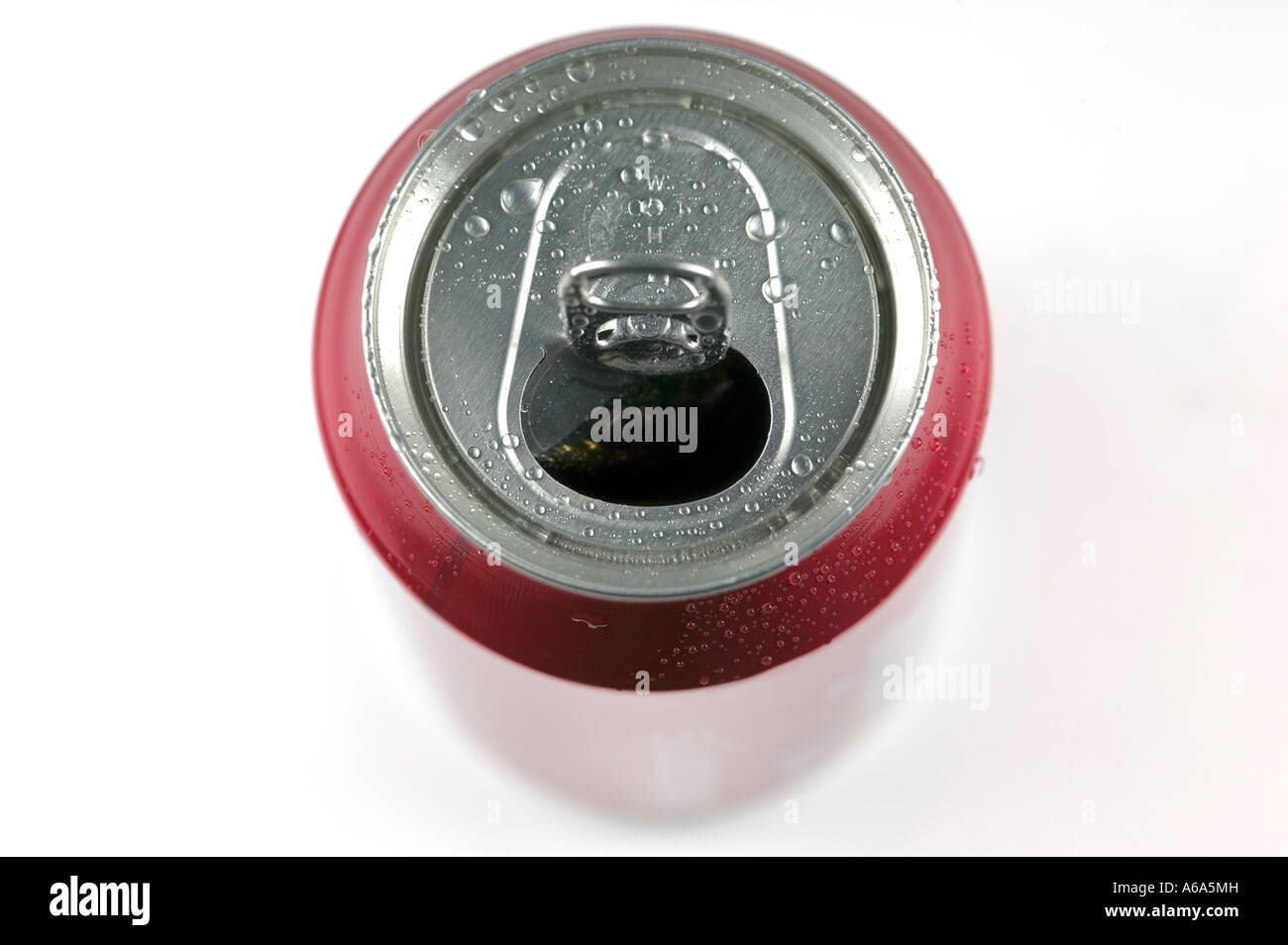 Dose Cola eröffnet mit Wassertropfen Makro isoliert auf weiss Stockfoto