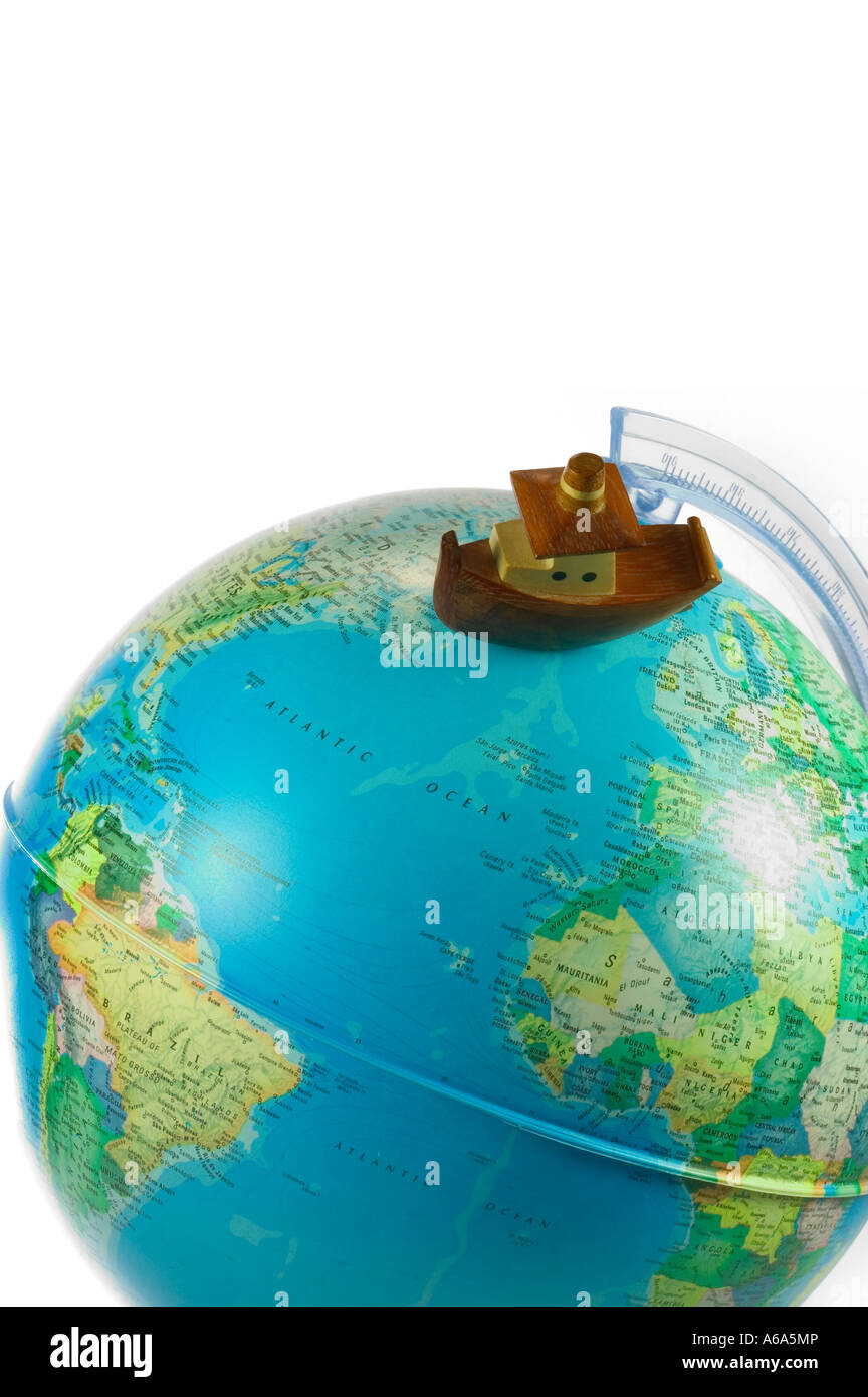 Globus mit einem Spielzeugboot Segeln im Atlantik Stockfoto