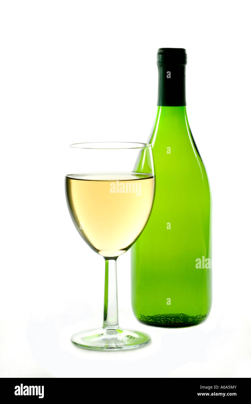 Weiße Flasche Wein und hohe Schlüssel gedreht, isoliert auf weiss Glas Stockfoto