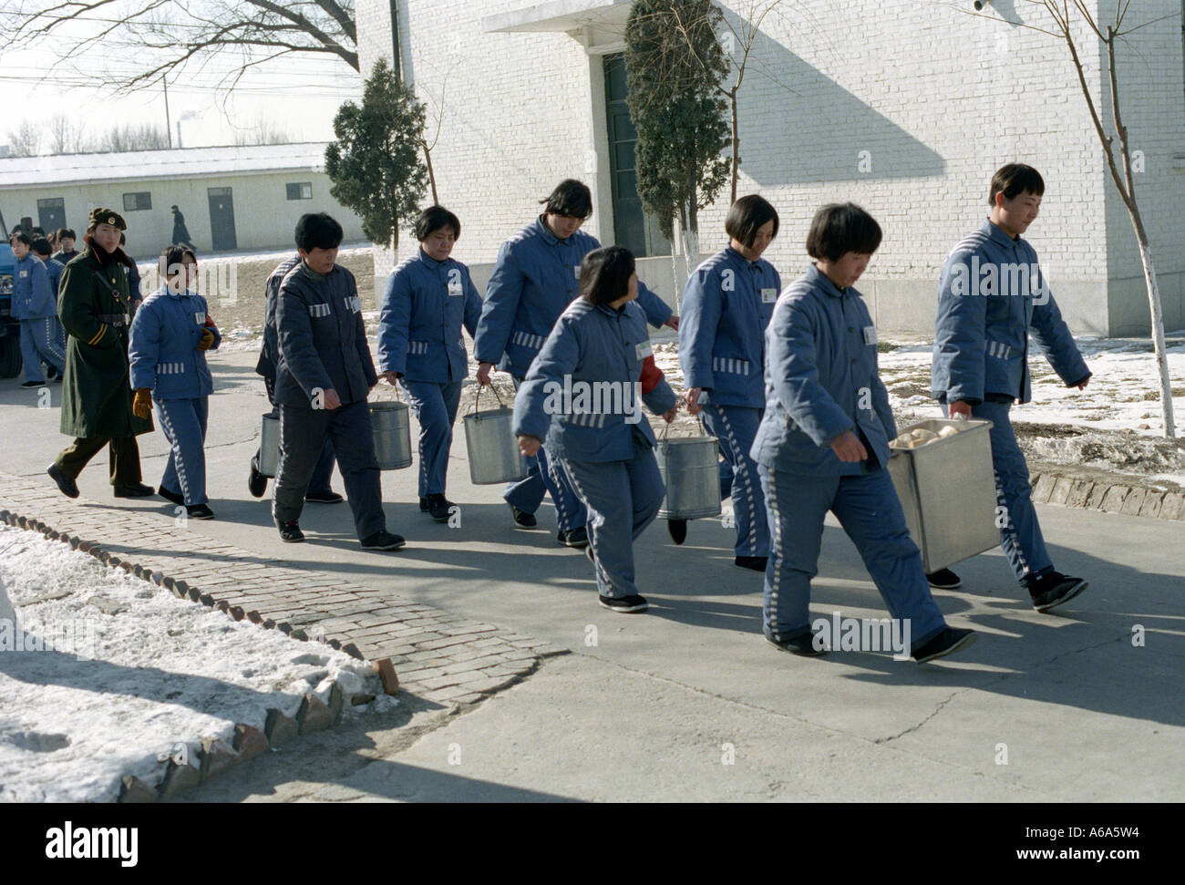 Weibliche Gefangene tragen Geschirr in einem Gefängnis in Peking, China. JANUAR 2000 Stockfoto