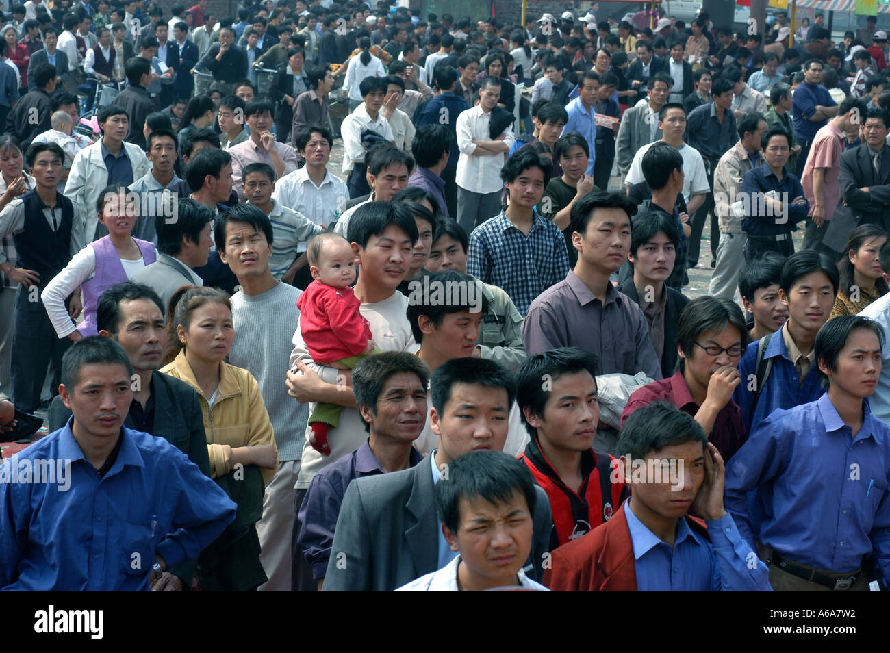 riesige Menschenmenge warten auf ein Ergebnis von einer Lotterie in Xian Shanxi Provinz China Sep 16 2002 Stockfoto