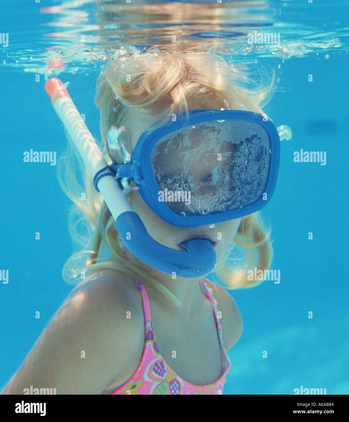 Kleines Mädchen unter Wasser mit Taucherbrille und Schnorchel Stockfoto