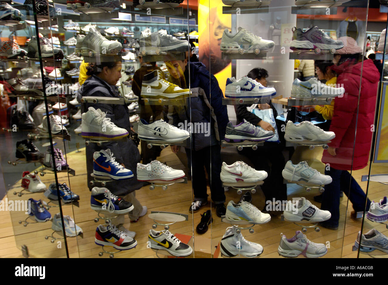 Nike Schuhe für Verkauf in einem Geschäft in Peking 25. Dezember 2005  Stockfotografie - Alamy