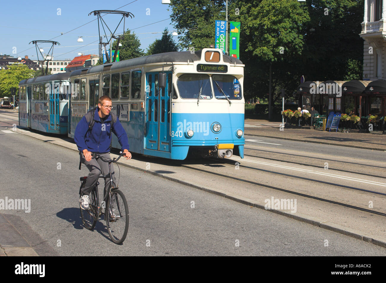 Straßenbahn und Radfahrer. Göteborg, Schweden Stockfoto