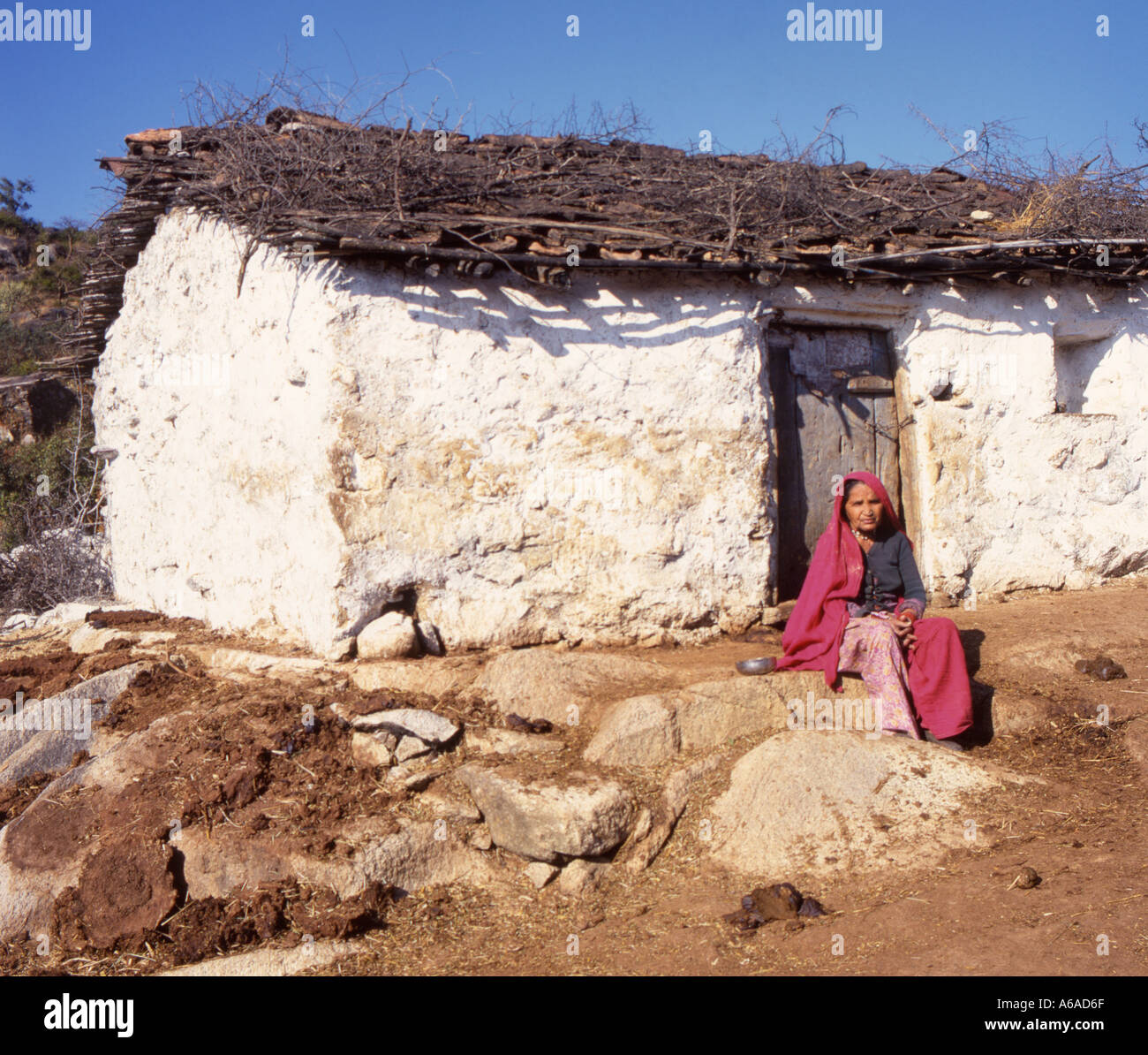 alte indische Dame allein zu Hause Stockfoto