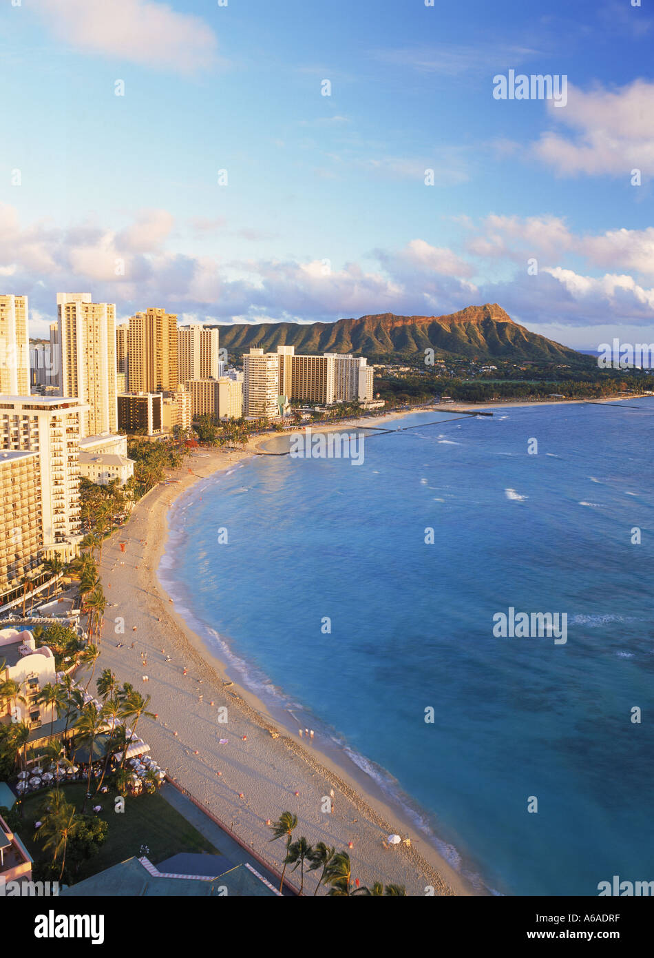 Waikiki Beach und Diamond Head mit vorderen Strandhotels bei Sonnenuntergang in Honolulu auf der Insel Oahu Hawaii Stockfoto
