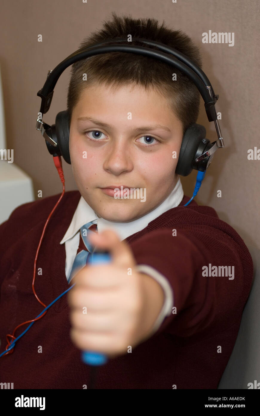 Ein kleiner Junge nimmt eine Audiologie Test die Überprüfung auf seiner Anhörung in einem Krankenhaus sound Stand DE Stockfoto
