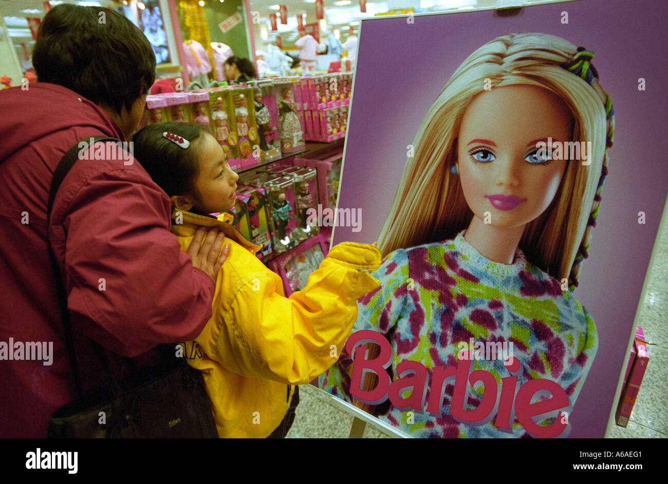 Kinder betrachten von Barbie-Puppen in einem Spielzeugladen in Peking, China. Stockfoto