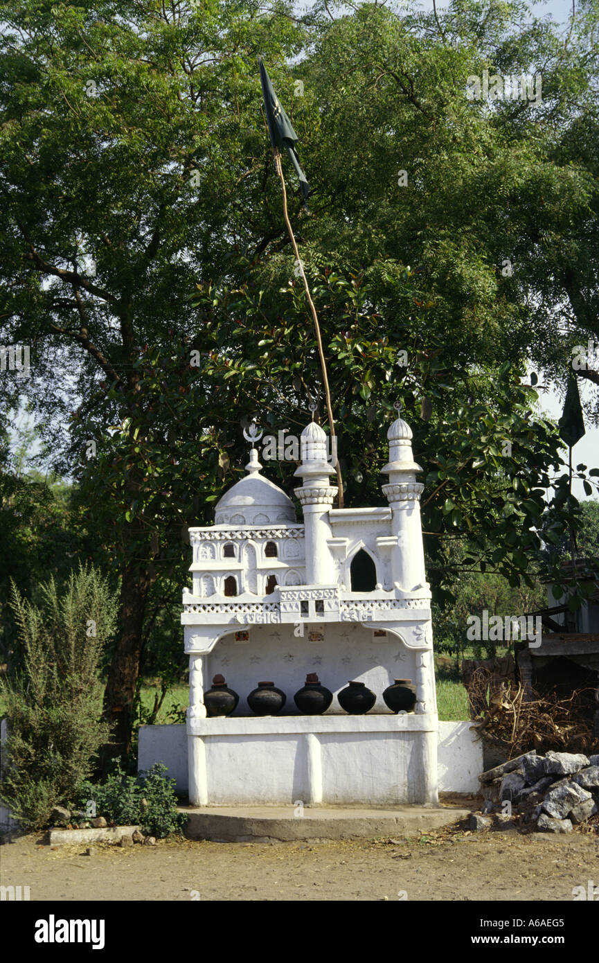Muslimischen Grab und Schrein eines heiligen Mannes; gesehen außerhalb Padra in der Nähe von Vadodara (Baroda) in Gujarat, Indien Stockfoto