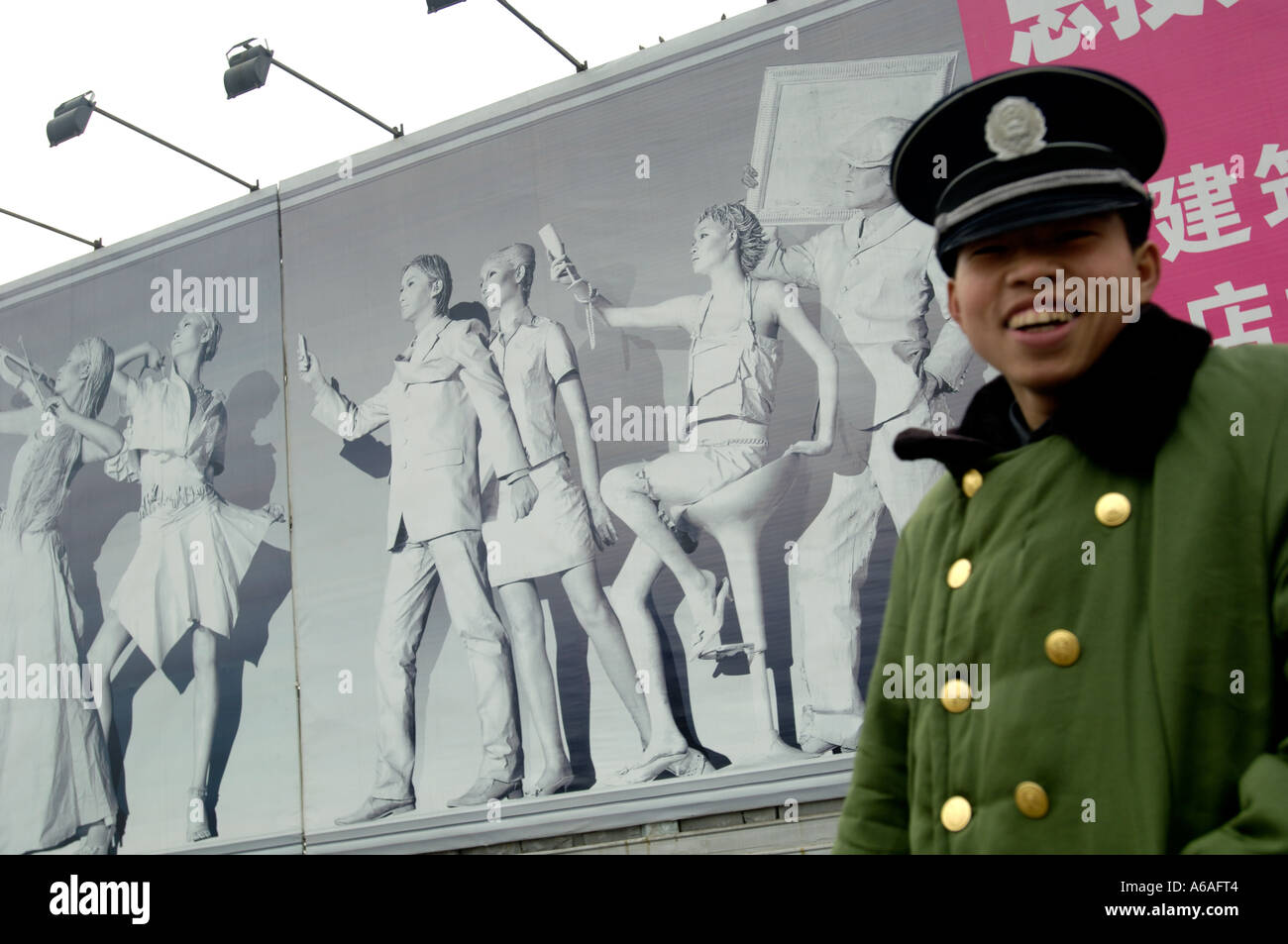 Ein Wachmann vor einem Plakat mit China s modernen Lebens für ein gewerblich genützter Grundbesitz-Projekt in Peking 16. Januar 06 Stockfoto