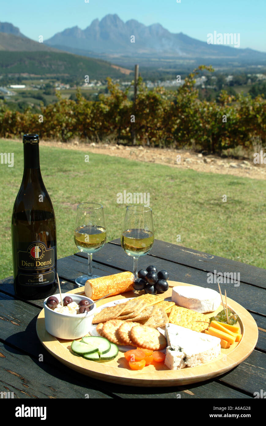 Flasche Wein und Käseplatte Dieu Donne Vineyards Franschhoek Südafrika RSA Stockfoto