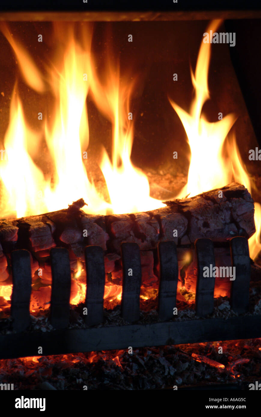 offenes Feuer, brennende Maschinenbordbücher Stockfoto