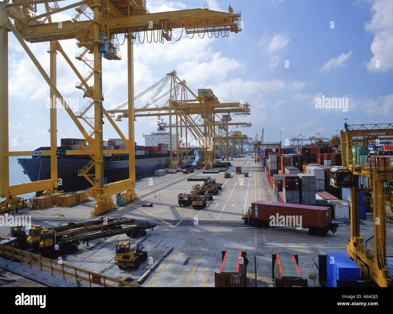 Fracht laden andockt und Schiffe im Hafen von Singapur Stockfoto