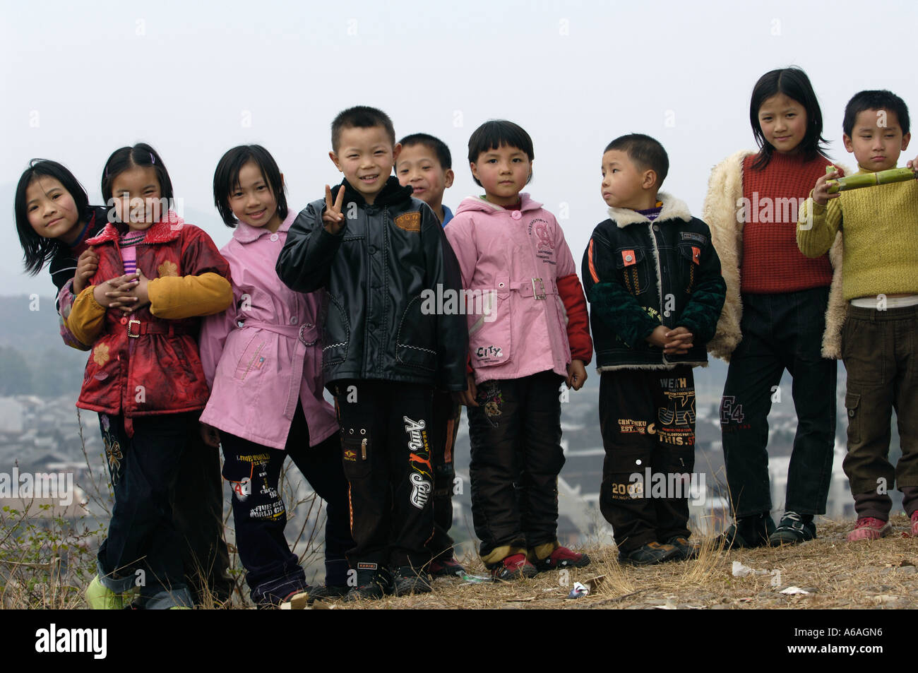Eine Gruppe von Kindern in Liukeng Dorf, schlanke County, Jiangxi Provinz, China.  2. Februar 2006 Stockfoto