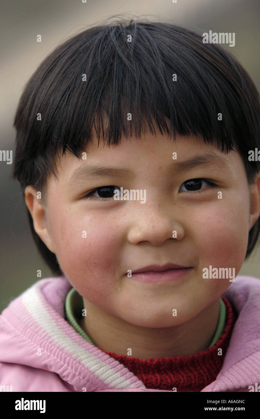 Kleines Mädchen in Liukeng Dorf, schlanke County, Jiangxi Provinz, China.  2. Februar 2006 Stockfoto