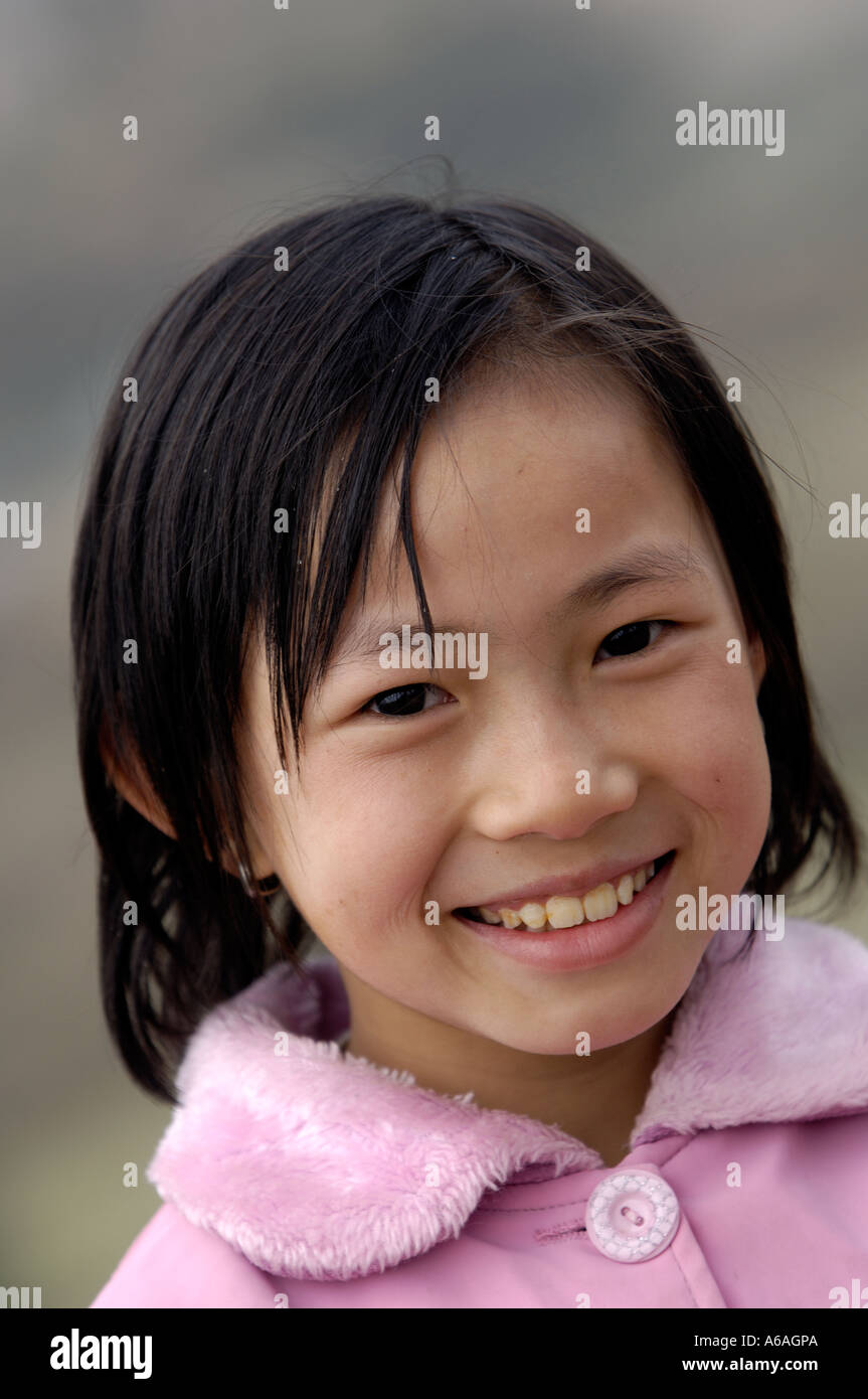 Lächelndes Mädchen in LiuKeng Dorf, schlanke County, Jiangxi Provinz, China 2. Februar 2006 Stockfoto