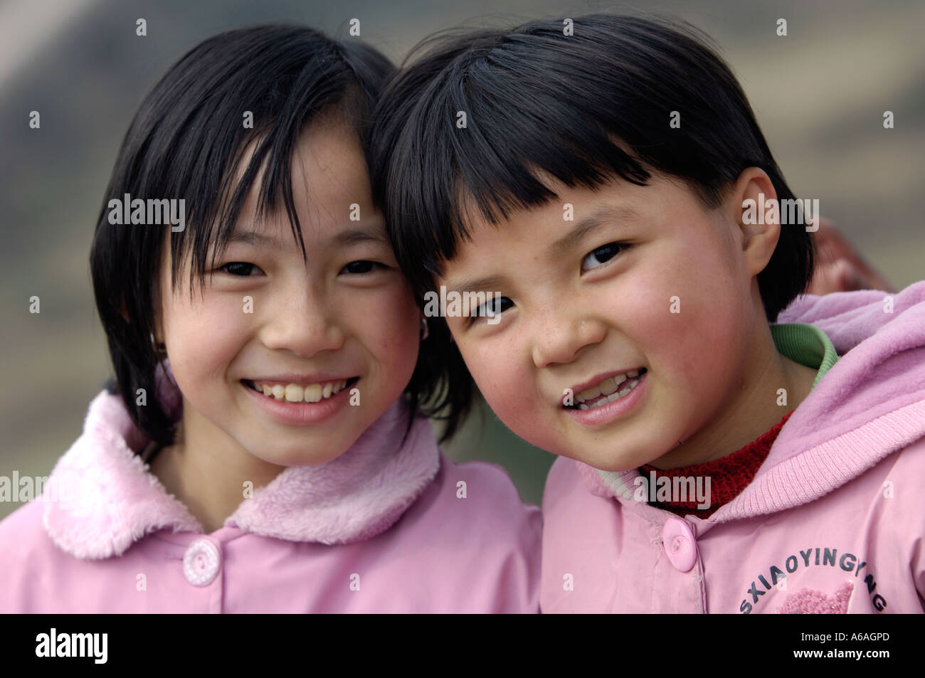 Zwei lächelnde Mädchen in LiuKeng Dorf, schlanke County, Jiangxi Provinz, China 2. Februar 2006 Stockfoto