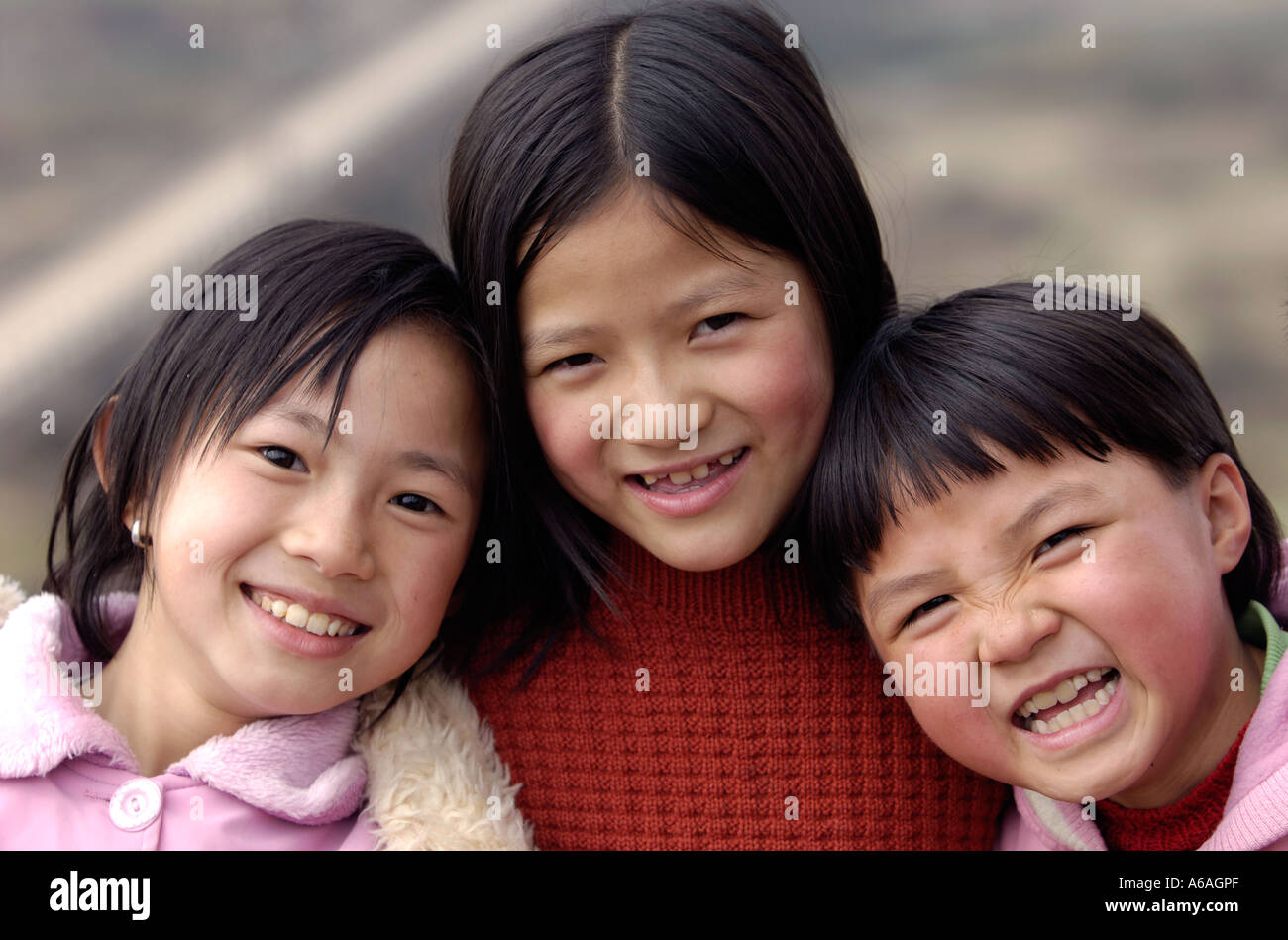 Drei lachende Mädchen in LiuKeng Dorf, schlanke County, Jiangxi Provinz, China 2. Februar 2006 Stockfoto