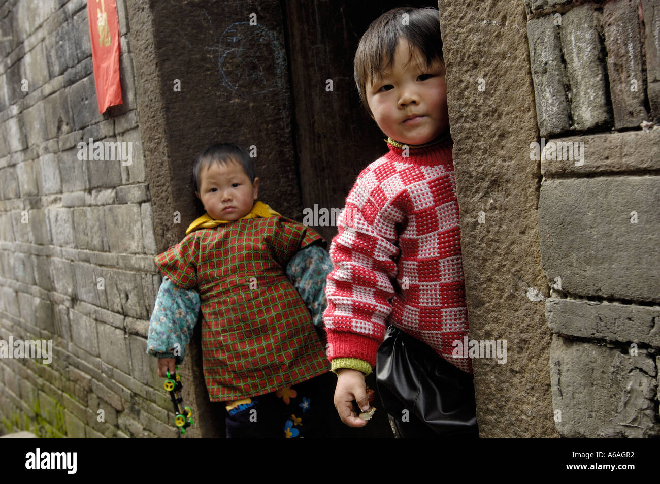 Kinder in Liukeng, einem 1000 Jahre alten abgelegenen Dorf in Jiangxi, China.  2. Februar 2006 Stockfoto