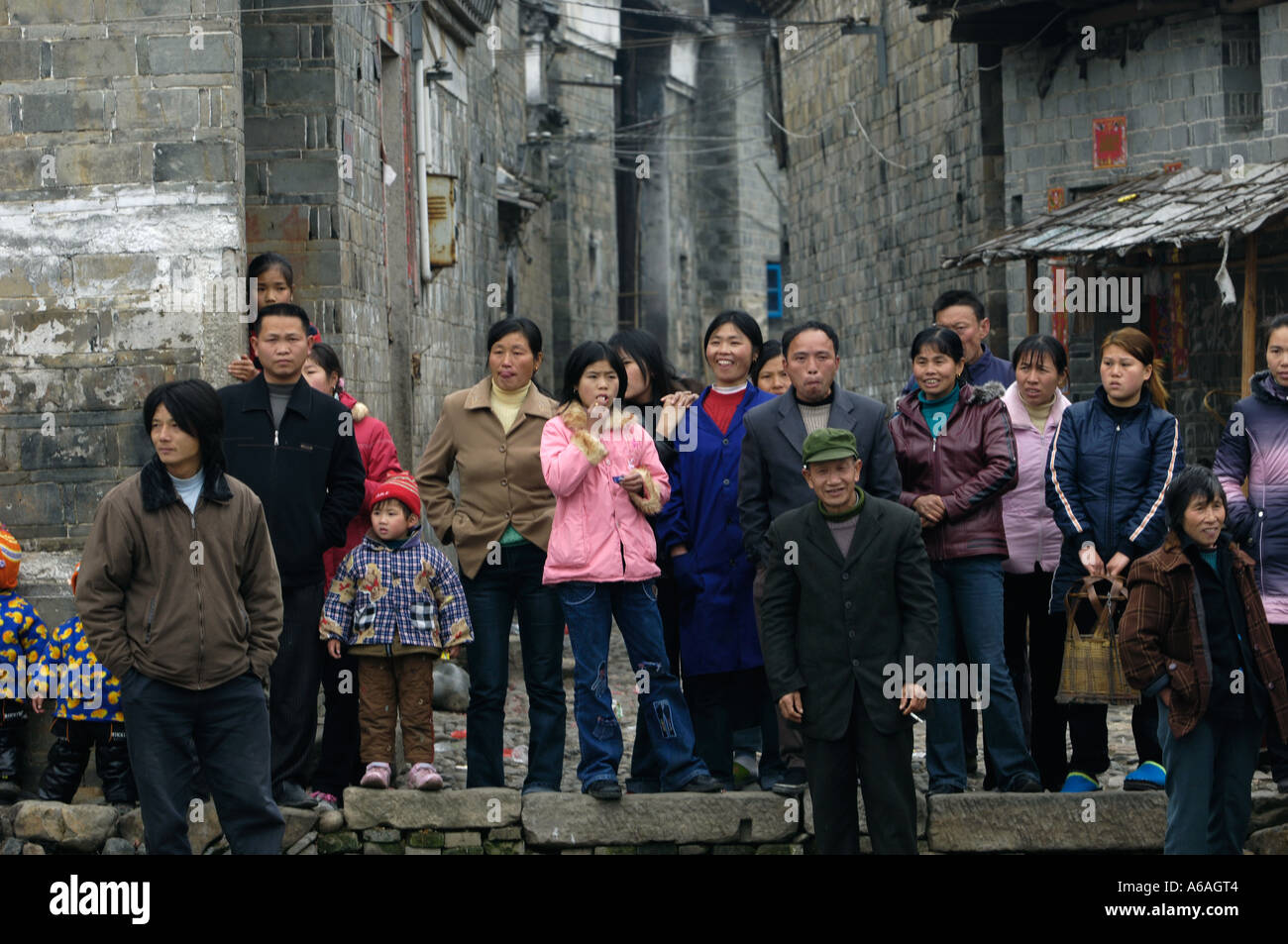 Dorfbewohner in Liukeng, einem 1000 Jahre alten abgelegenen Dorf in Jiangxi, China.  1. Februar 2006 Stockfoto