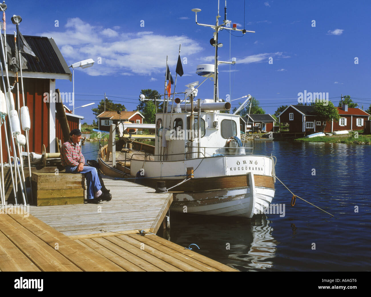 Fischer und seinem Fischerboot am Ostsee-Insel-Dorf Kuggoren an Schweden Ostküste Stockfoto
