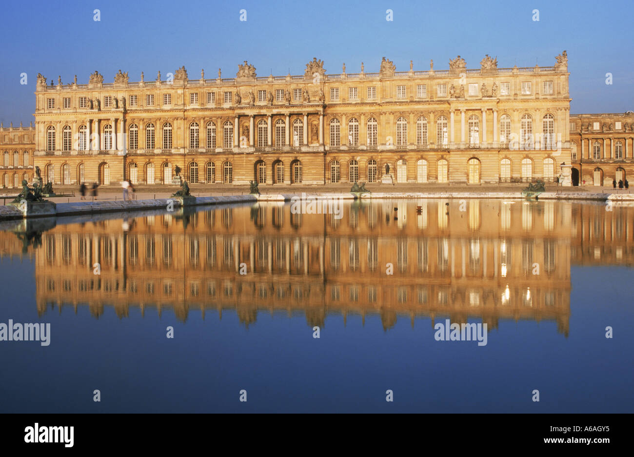 Schloss von Versailles bei Paris reflektiert Teich bei Sonnenuntergang Stockfoto