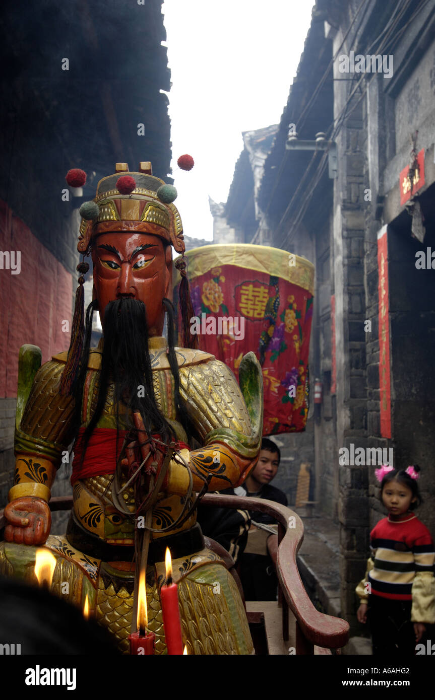 Gottheiten-Parade in Liukeng, einem 1000 Jahre alten abgelegenen Dorf in Jiangxi, China. 2. Februar 2006 Stockfoto