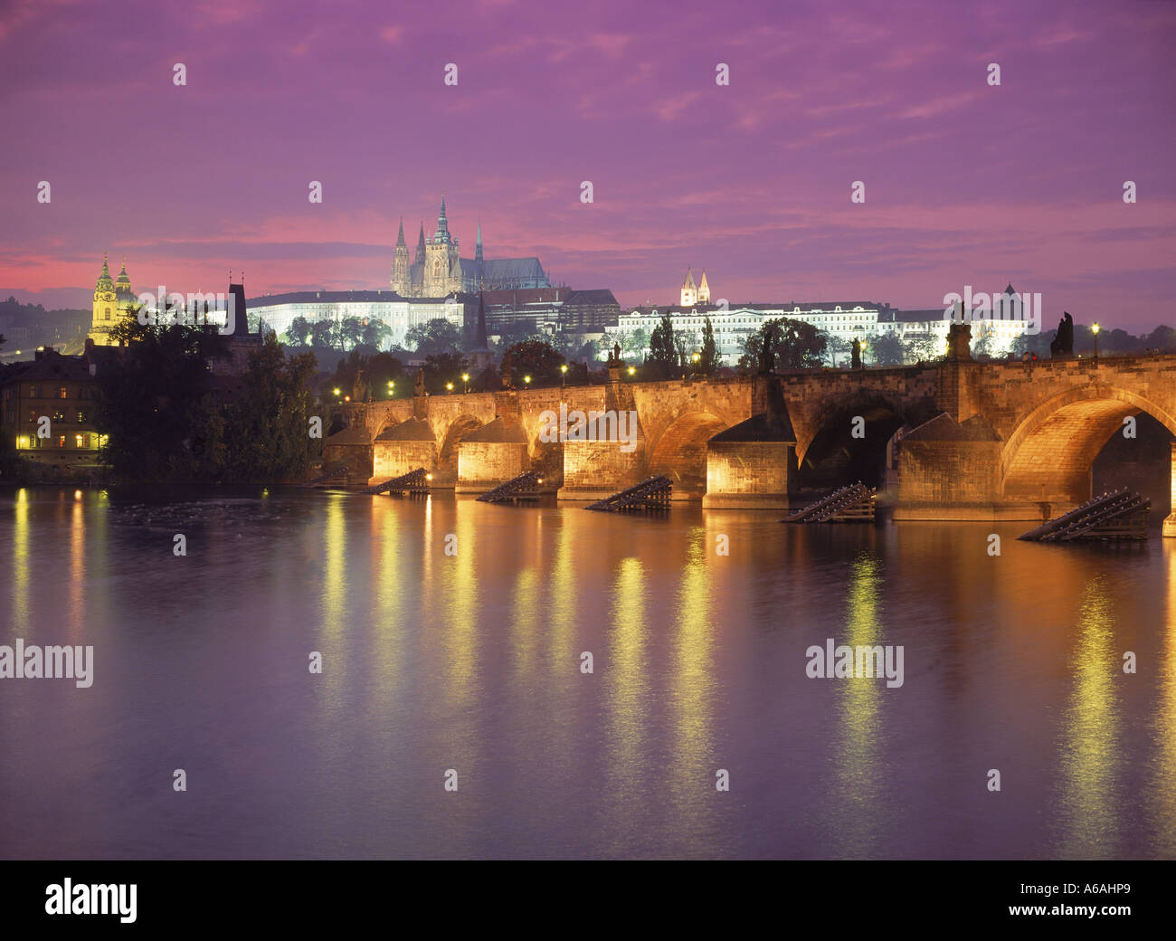 Karlsbrücke über die Moldau mit Hradschin Burg und St. Vitus Cathedral nachts beleuchtet Stockfoto