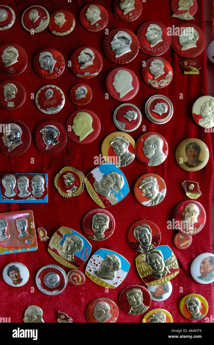 Mao Tse Tung Abzeichen auf dem Antikmarkt in Nanchang, Jiangxi, China.  2006 Stockfoto