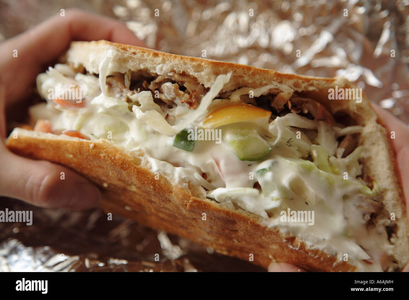 Hände halten, Fast-Food, Imbiss, Döner Kebap, kebab Stockfoto